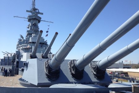 De vele kanonnen op de USS Alabama